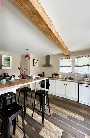 Fridge, microwave, oven, stovetop - Gîte "de l'Ecurie" - 6-8 people - equestrian gîte - between sea and forest (Caffiers)