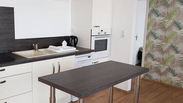 Een koelkast, een microgolfoven, een oven, een kookplaat