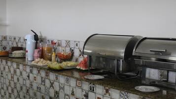 Café da manhã com buffet grátis todos os dias