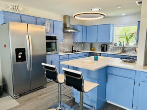 Jääkaappi, mikroaaltouuni, uuni, liesi