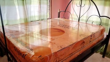 8 Schlafzimmer, Zimmersafe, Bügeleisen/Bügelbrett, WLAN