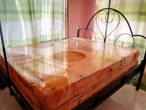 8 quartos, cofres nos quartos, ferros/tábuas de passar roupa, Wi-Fi