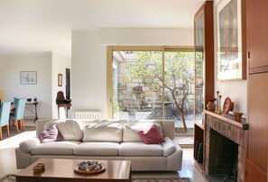 Tv, eldstad, dvd-spelare och ett bordtennisbord