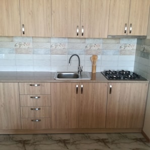 Kühlschrank, Kochgeschirr/Geschirr/Besteck, Esstisch