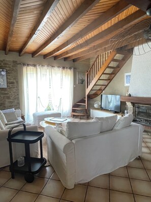 Fernseher, Kamin, DVD-Player