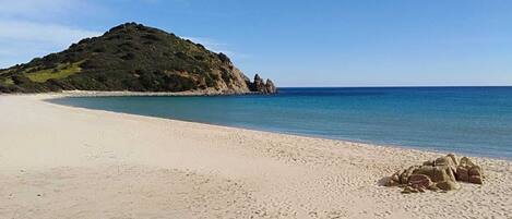 Una spiaggia nelle vicinanze, lettini da mare