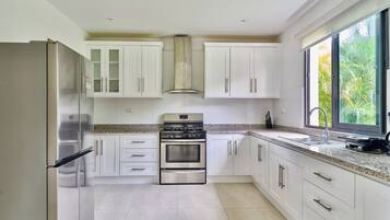 Refrigerador, microondas, horno y cafetera y tetera