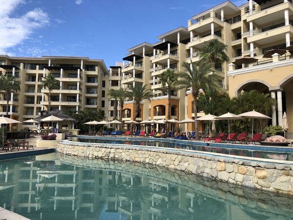 A heated pool - Luxury and location on Medano Beach, Cabo (Cabo San Lucas)