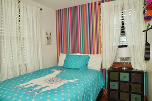 2 bedrooms, in-room safe, iron/ironing board, WiFi - HistoricHotspot! walk to bars, resturaunts, shops. GREAT NIGHTLIFE! Pet Friendly (Jacksonville)