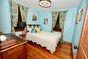 2 chambres, coffres-forts dans les chambres, fer et planche à repasser