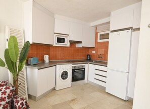 Kühlschrank, Mikrowelle, Wasserkocher mit Kaffee-/Teezubehör, Toaster