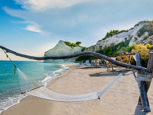 Stunning Beach Apart-sleeps 5! Pool & Sea Views!