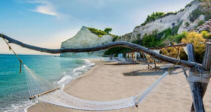 Stunning Beach Apart-sleeps 5! Pool & Sea Views!