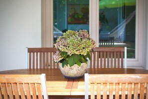 Outdoor dining - VILLA LOUISE BILBAO, IN A GREEN SETTING, CLOSE TO THE CITY AND BEACHES (Berango)