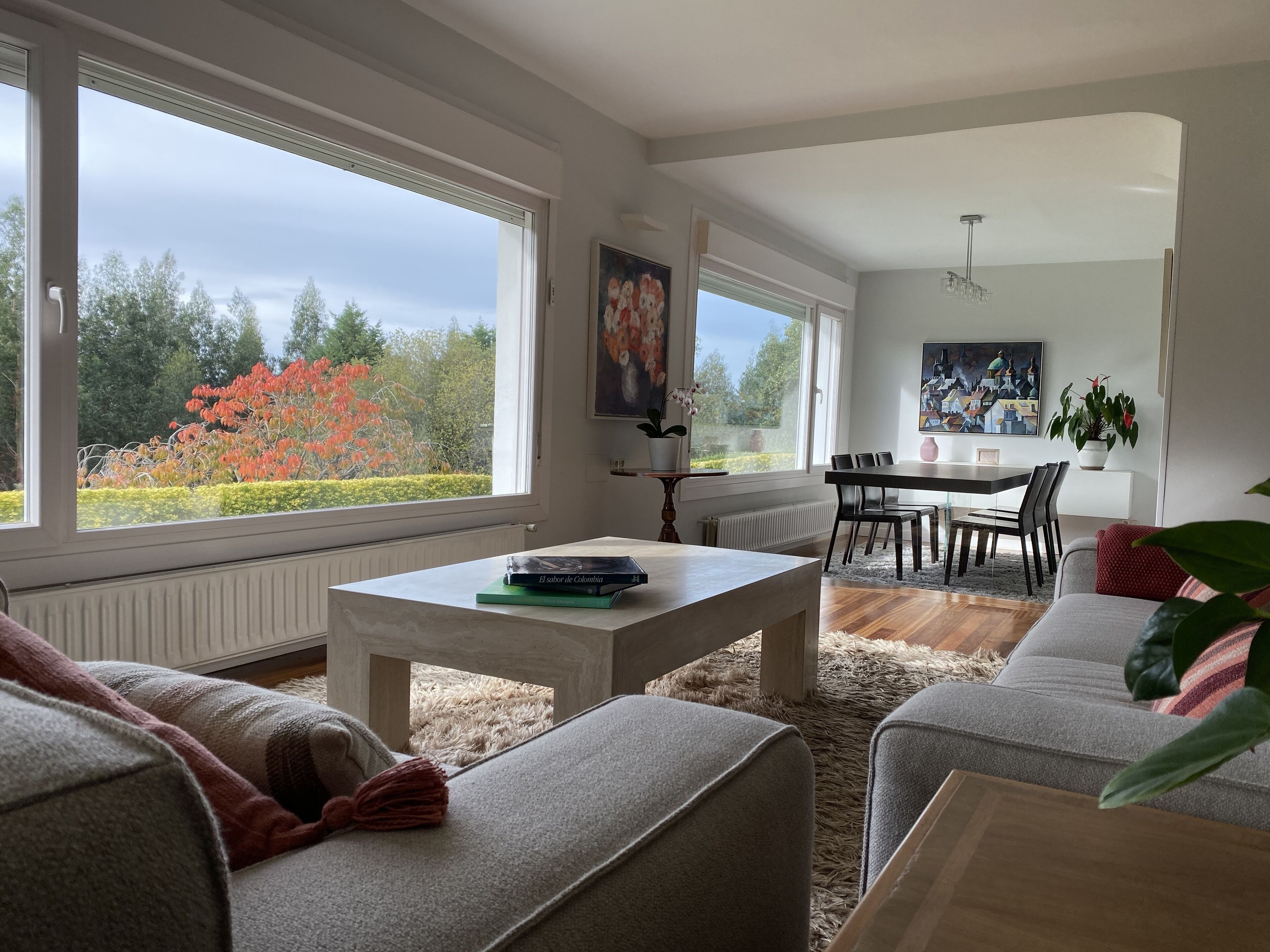 Een smart-tv, een open haard, tafelvoetbal en een tafeltennistafel