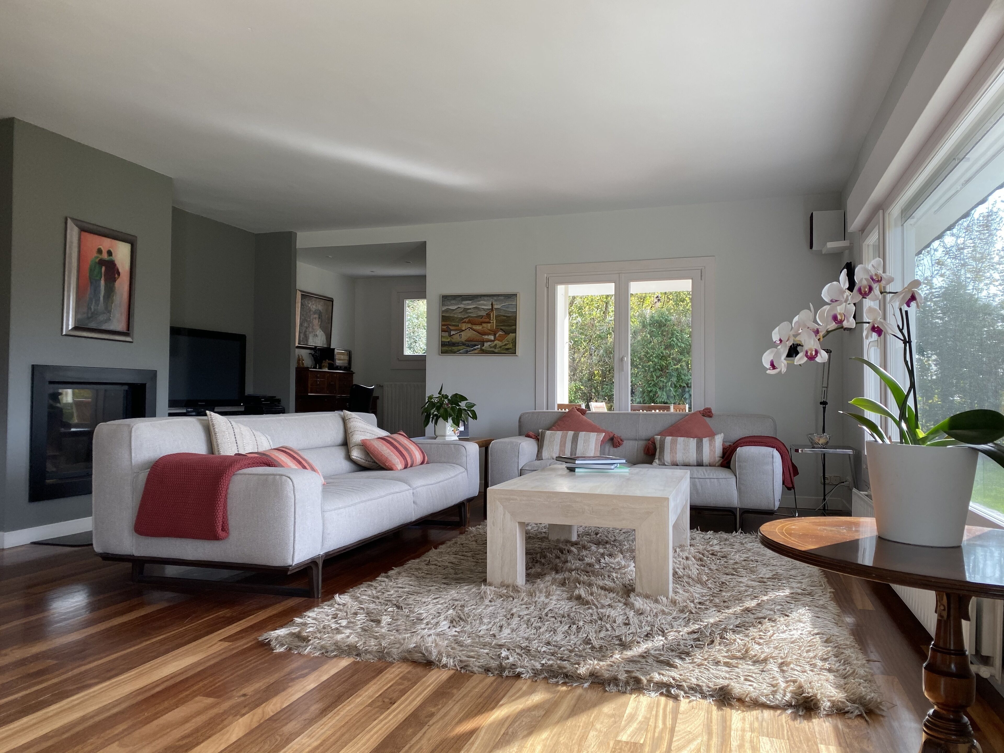 Een smart-tv, een open haard, tafelvoetbal en een tafeltennistafel