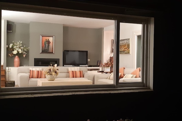 Älytelevisio, takka, pöytäjalkapallopöytä, pöytätennispöytä