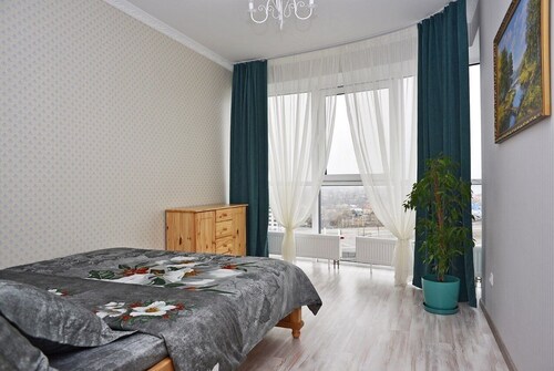 2 separate Schlafzimmer ca. 3 Minuten zu Fuß von der U-Bahnstation Slavutich mit Dnipro-Blick