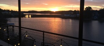 Waterfront Lake house 2 balcony’s.   Amazing sunsets!   Boat dock, fire pit!!!