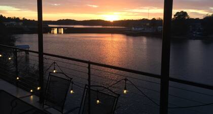 Waterfront Lake house 2 balcony’s. Amazing sunsets! Boat dock, fire pit!!!