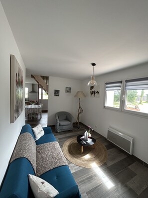 Fernseher, DVD-Player, Bücher, Stereoanlage