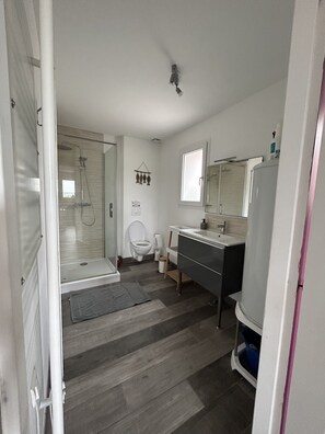 Douche, sèche-cheveux, serviettes fournies, papier toilette