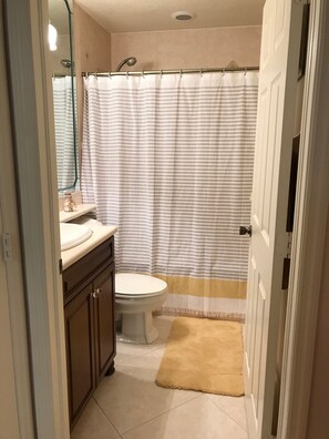 Combined shower/bathtub, jetted bath, hair dryer, towels