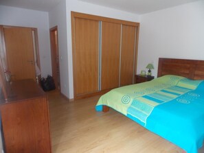 3 chambres, fer et planche Ă repasser