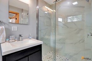 Combined shower/bathtub, hair dryer, bidet, towels - 2 Master Suites-The Mountain View Chalet @ Abby's Place (Palmer)