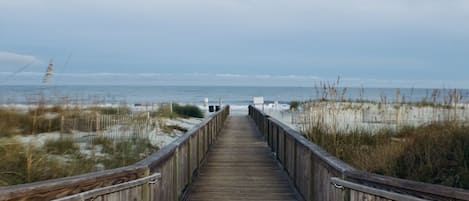 Ligstoelen aan het strand, strandlakens