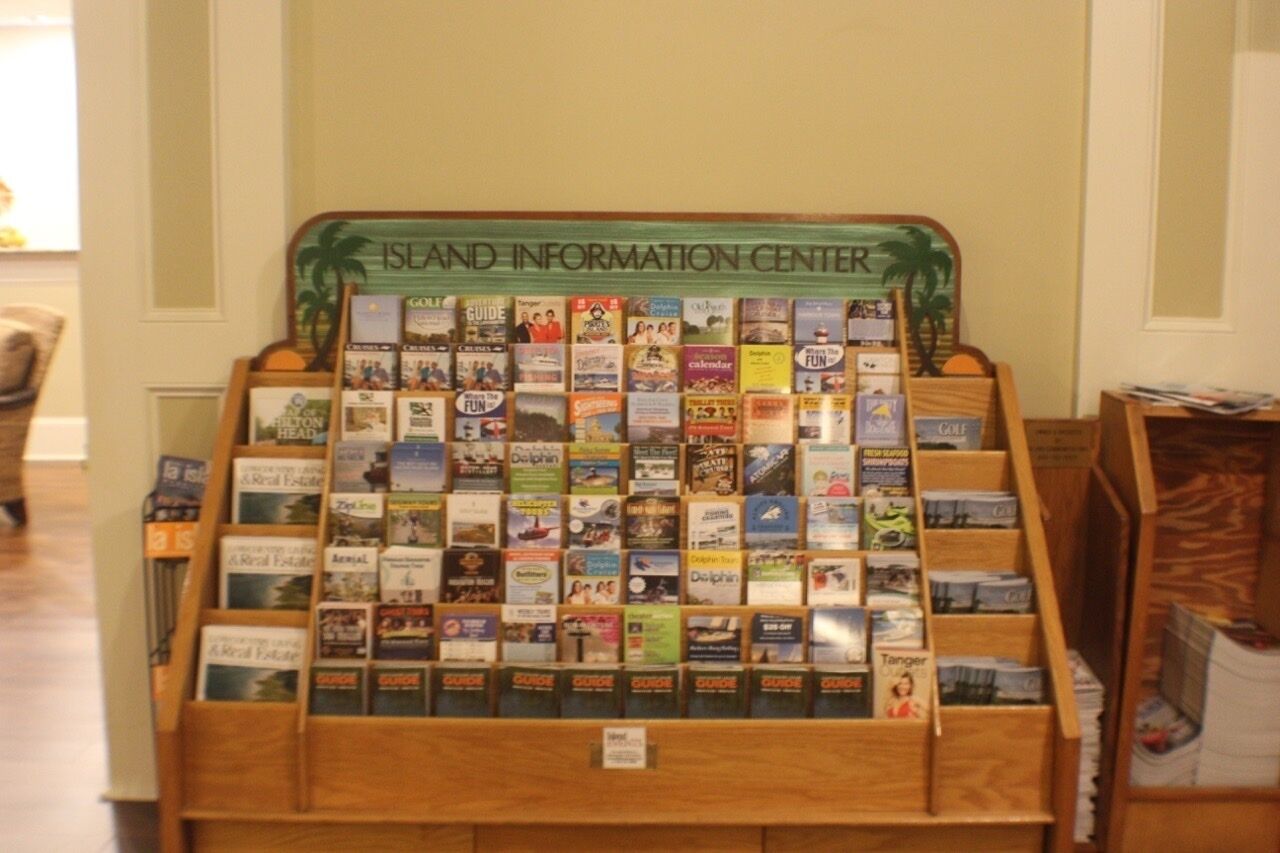 Une exposition de guides de voyage est présentée au centre d’information de l’île.