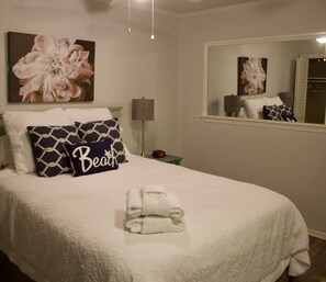 1 bedroom, iron/ironing board, WiFi, bed sheets - Steps from the ocean  (Hilton Head Island)