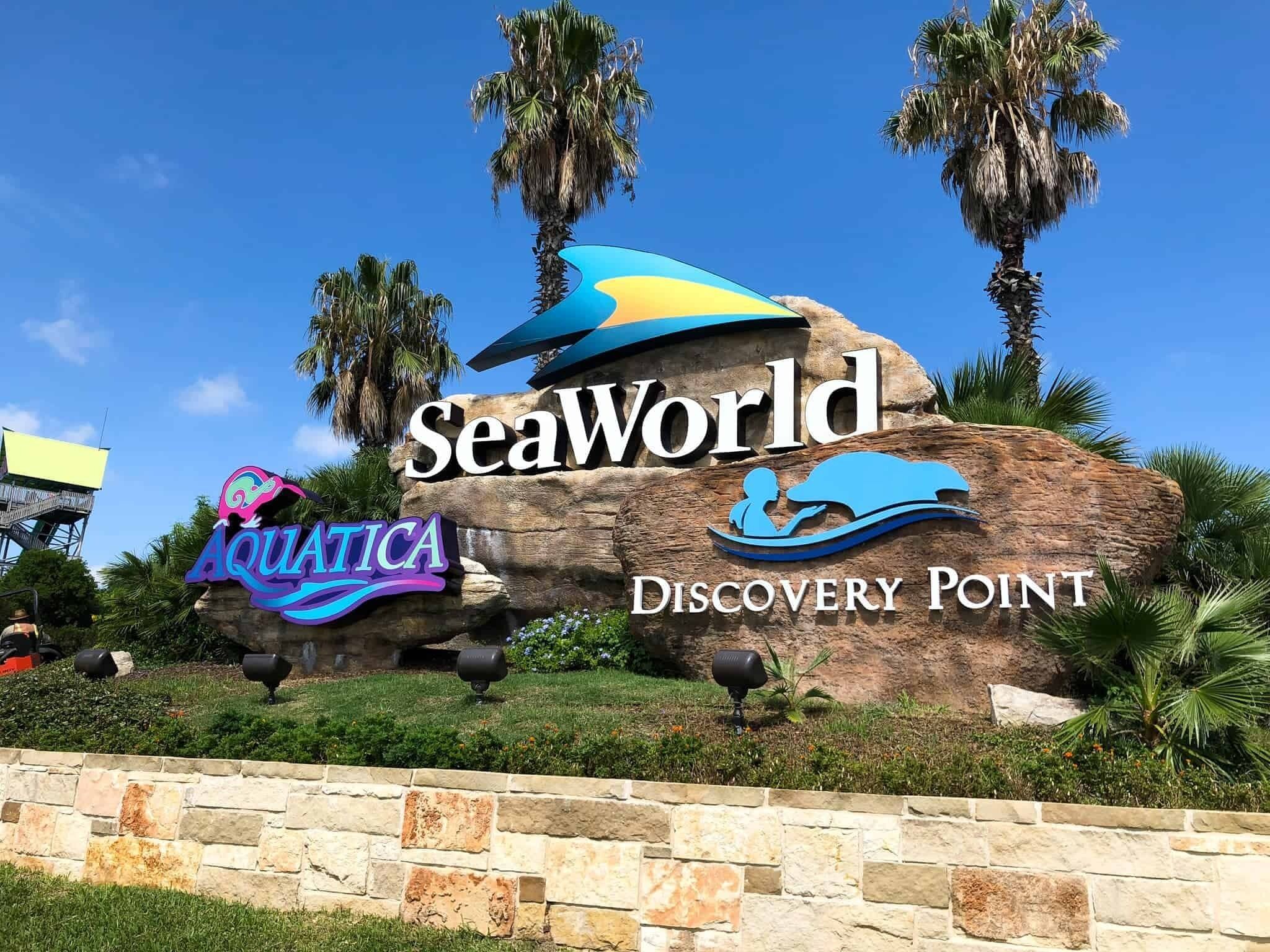 Een grote rots met de tekst 'SeaWorld Discovery Point' en 'Aquatica' er op.