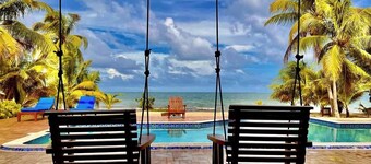 Windsong Belize - Upouusi rantahotelli uima-altaalla