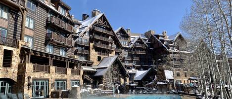 Alberca al aire libre y alberca climatizada