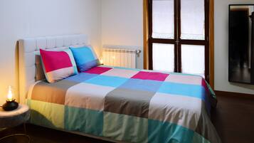 4 slaapkamers, een strijkplank/strijkijzer, reisbedje, gratis wifi