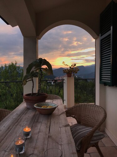 Vue panoramique sur les montagnes liguriennes et la mer Méditerranée