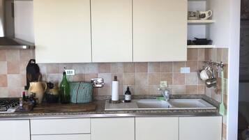 Kühlschrank, Ofen, Herdplatte, Geschirrspüler