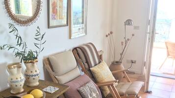 Fernseher, Bücher, Stereoanlage