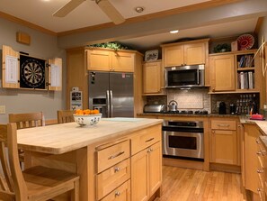 Microwave, dishwasher, coffee/tea maker, cookware/dishes/utensils - Charming colonial 3.2 miles from the DNC (Milwaukee)