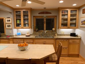 Micro-ondes, lave-vaisselle, cafetière/bouilloire