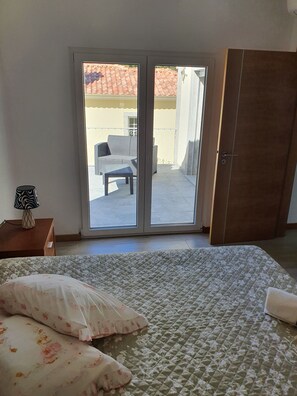 4 bedrooms, iron/ironing board, travel cot, free WiFi