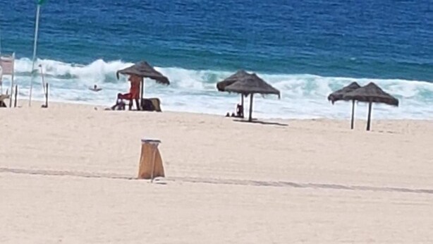 A beach with umbrellas and lounge chairs. - New house 100 metres from the beach in LAGOA DE ALBUFEIRA (LAGOA DE ALBUFEIRA)
