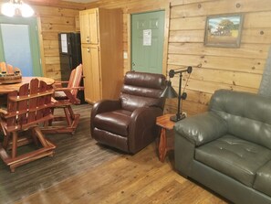 Smart TV, fireplace - Cabin 3 is a Quiet log Cabin on Lookout Mountain 2 bedroom 2 bath (Lookout Mountain)