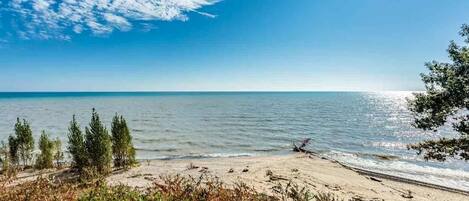 En la playa, sillas reclinables de playa, toallas de playa
