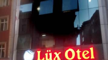 Fachada da propriedade à noite