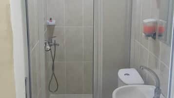 Ducha, secador de pelo, toallas