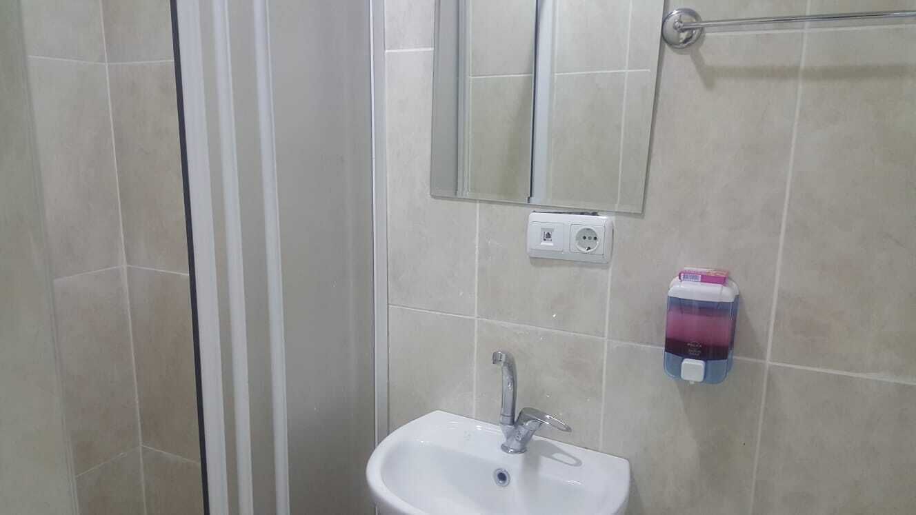 Een douche, een haardroger, handdoeken