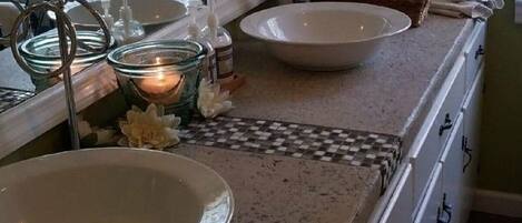 Combined shower/tub, hair dryer, bidet, towels