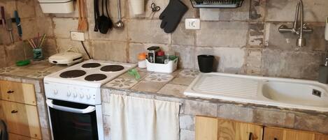 Coffee/tea maker, cookware/dishes/utensils